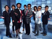 鈴木雅之×藤井フミヤ×ゴスペラーズ×キヨサク（MONGOL800）「小さな恋のうた」収録時のオフショット。