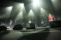 写真は本日7月4日に行われたORANGE RANGE渋谷公会堂ライブの模様。（Photo by 平野タカシ）