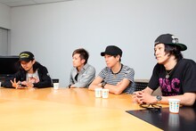 インタビューに応えるTOTALFAT。