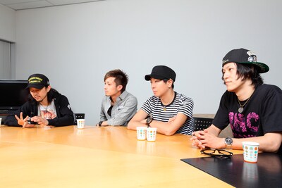 インタビューに応えるTOTALFAT。