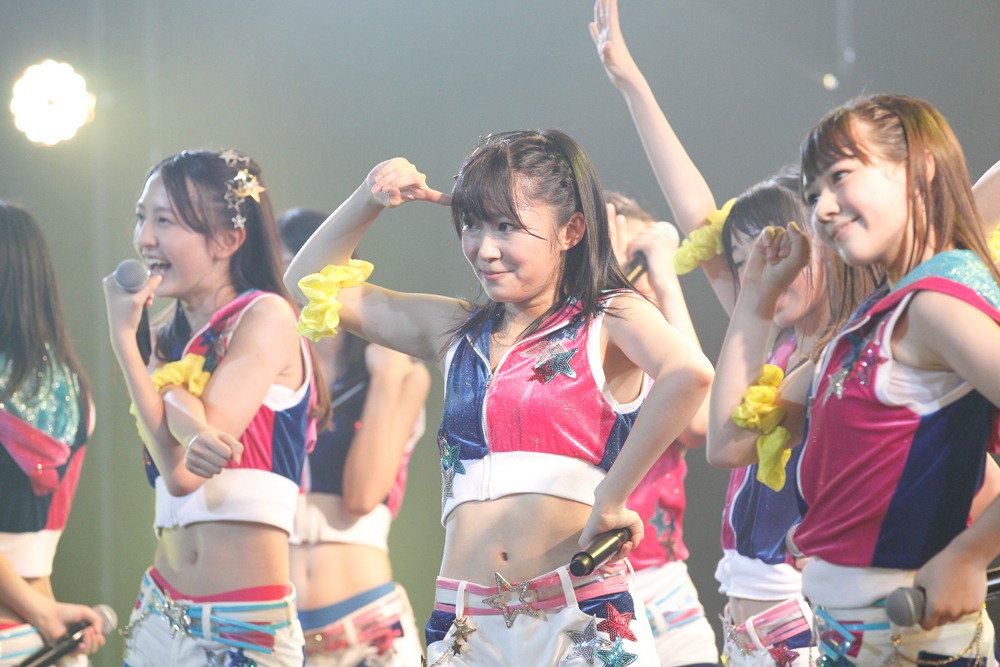 指原莉乃（写真中央） (C)AKS