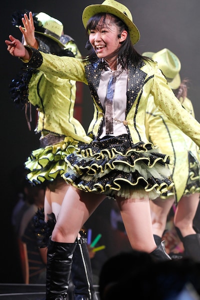 ユニット曲「Glory days」でパフォーマンスを披露する指原莉乃。 (C)AKS