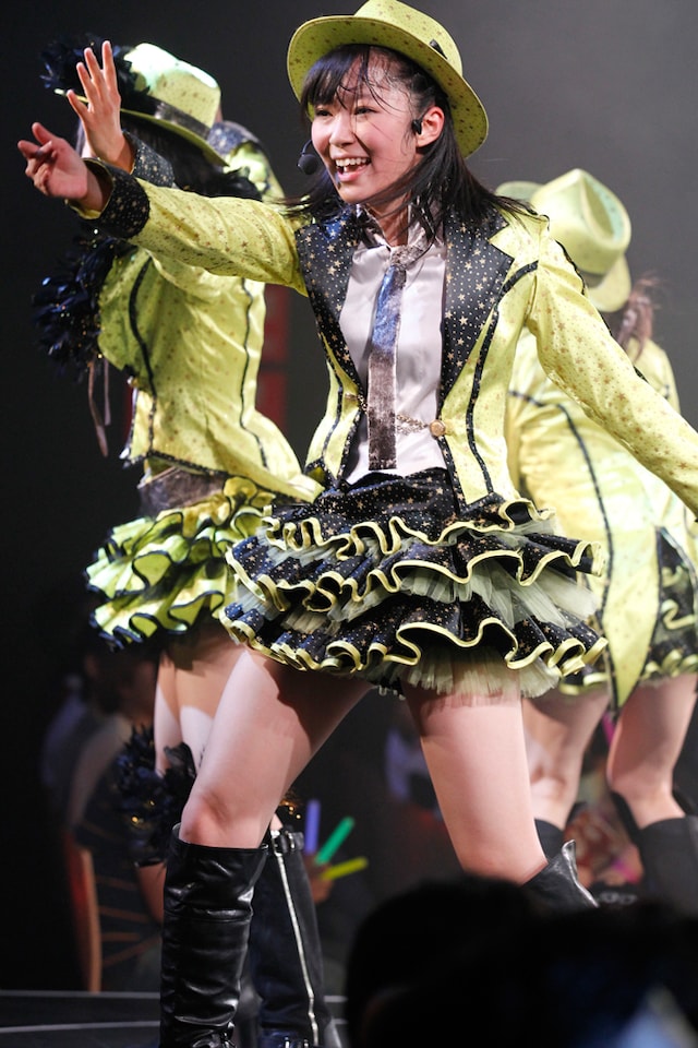 ユニット曲「Glory days」でパフォーマンスを披露する指原莉乃。 (C)AKS