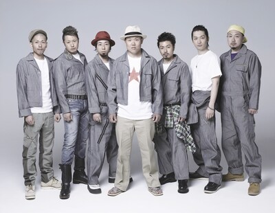 写真はET-KING。左から3人目がTENN。