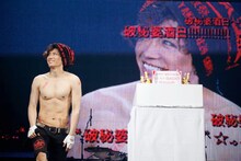 バースデーサプライズを受けてはにかむGACKT。