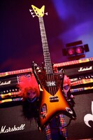 ステージにはIKUZONEの愛用のベースと、ライブで使用していた機材がセッティングされた。（撮影：橋本塁［SOUND SHOOTER］）