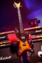 ステージにはIKUZONEの愛用のベースと、ライブで使用していた機材がセッティングされた。（撮影：橋本塁［SOUND SHOOTER］）