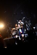 フロアにマイクを向け、オーディエンスとともに熱唱するKj。（撮影：橋本塁［SOUND SHOOTER］）