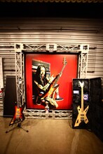 会場内ロビーに飾られたIKUZONEの写真と愛機。（撮影：橋本塁［SOUND SHOOTER］）