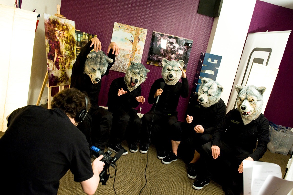 フランスのメディアの取材を受けるMAN WITH A MISSION。