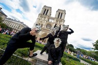 ノートルダム大聖堂の前で記念撮影するMAN WITH A MISSION。