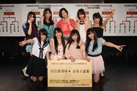 日本武道館での本戦進出を決めたSKE48メンバー。写真前列左より中西優香、小林亜実、平松可奈子、上野圭澄、後列左より木本花音、佐藤聖羅、松井珠理奈、高木由麻奈、佐藤実絵子。 (C)AKS
