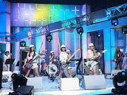 番組オープニングの「堂本兄弟のテーマ」をSCANDALと堂本ブラザーズバンドで生演奏する様子。