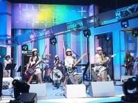 番組オープニングの「堂本兄弟のテーマ」をSCANDALと堂本ブラザーズバンドで生演奏する様子。