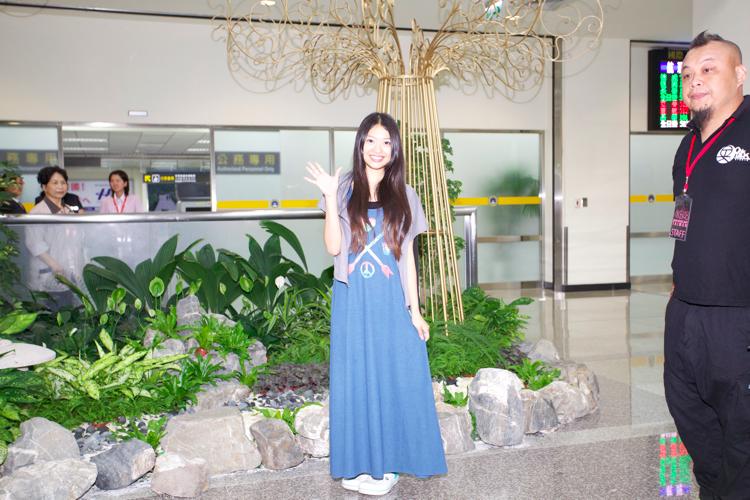 台北・松山空港に到着到着した北原里英。 (C)AKS