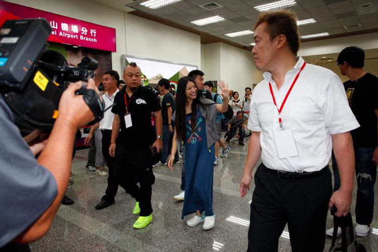台北・松山空港に到着到着した北原里英。 (C)AKS