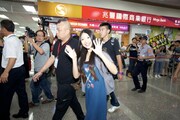 台北・松山空港に到着到着した北原里英。 (C)AKS