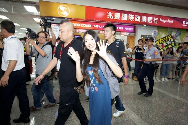 台北・松山空港に到着到着した北原里英。 (C)AKS