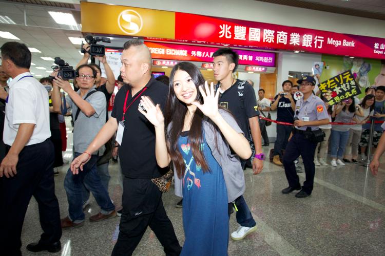 台北・松山空港に到着到着した北原里英。 (C)AKS