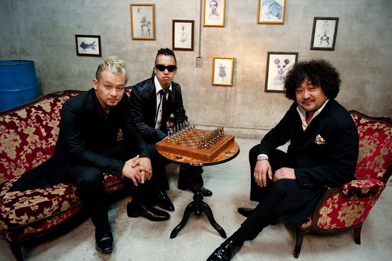 写真左からHAYATO、HIRO、葉加瀬太郎。