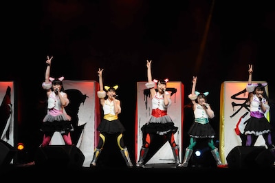 写真は「JAPAN EXPO 2012」ライブ1本目の様子。