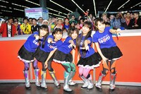 フランスのモノノフたちと一緒に「Z!」のポーズ。