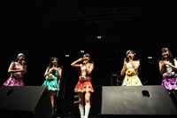 異国の地での思わぬバースデーサプライズに大喜びの百田夏菜子（写真中央）とメンバーたち。