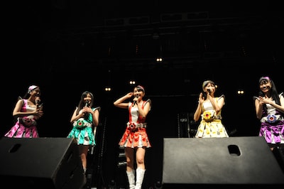 異国の地での思わぬバースデーサプライズに大喜びの百田夏菜子（写真中央）とメンバーたち。