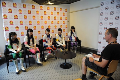 現地メディアからの取材を受けるももクロ。どうして5人にその色がついているのか、という記者からの質問に対し、百田（写真中央）は「ゴレンジャーシステムなんですよ」と説明。