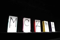 日本の伝統、書道を取り入れたパフォーマンスでフランスのファンを喜ばせたももクロ。