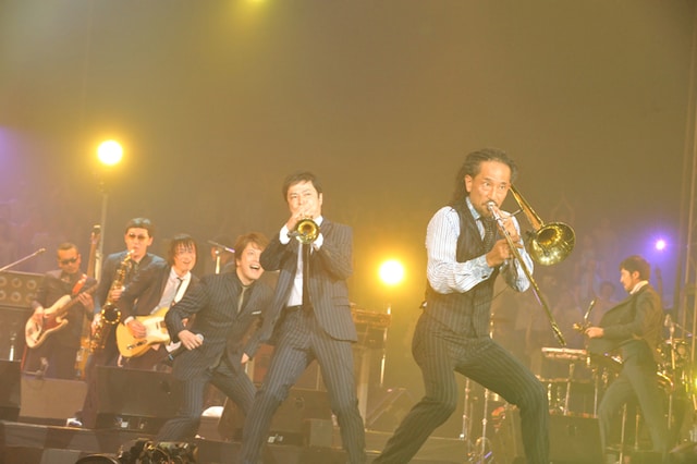 「HURRY UP!!」ではEXILEさながらのフォーメーションダンスも披露された（Photo by 野田雅之）。