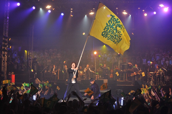 「Brazil」で大きなフラッグを振る茂木欣一（Photo by 野田雅之）。