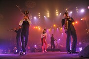 「BONGO TANGO」では中納良恵（写真中央）がアジテート（Photo by 野田雅之）。