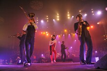 「BONGO TANGO」では中納良恵（写真中央）がアジテート（Photo by 野田雅之）。