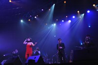 写真は「縦書きの雨」演奏中の模様（Photo by 野田雅之）。