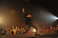 オーディエンスを煽る谷中敦（Photo by 野田雅之）。