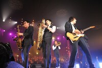 写真は7月6日のライブの模様（Photo by 野田雅之）。