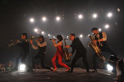 「Just a Little Bit of Your Soul」では、ホーンズの4人と中納が息のあったフォーメーションを披露した（Photo by 野田雅之）。