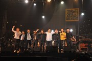 アンコール終了後、メンバー9人は肩を組んでオーディエンスに挨拶（Photo by 野田雅之）。