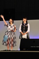 イベントの司会を務めた岩瀬佑美子と衛藤美彩（写真左から）。