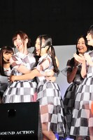 白石麻衣（写真左）に抱きつく星野みなみ（右）。