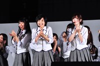 「ハウス！」を披露する乃木坂46。