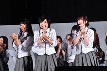 「ハウス！」を披露する乃木坂46。