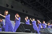 「乃木坂の詩」を披露する乃木坂46。