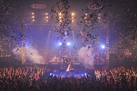 「MONSTER ROCK」ではテープキャノンの発射でさらなる盛り上がりを呼んだ（Photo by 野田雅之）。