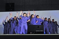 「乃木坂の詩」を披露する乃木坂46。