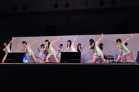 新曲「走れ！ Bicycle」を初披露する乃木坂46。