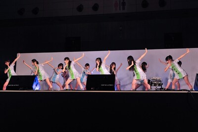 新曲「走れ！ Bicycle」を初披露する乃木坂46。