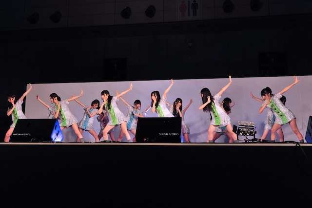 新曲「走れ！ Bicycle」を初披露する乃木坂46。