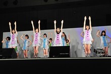 新曲「走れ！ Bicycle」を初披露する乃木坂46。